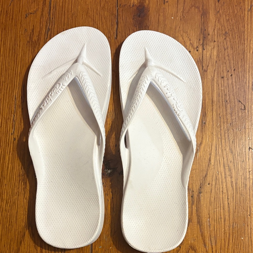 Like NEW Archies flip flop.